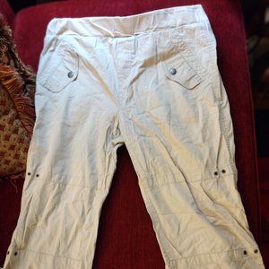 NEW Two Hearts Maternity Capris, size medium